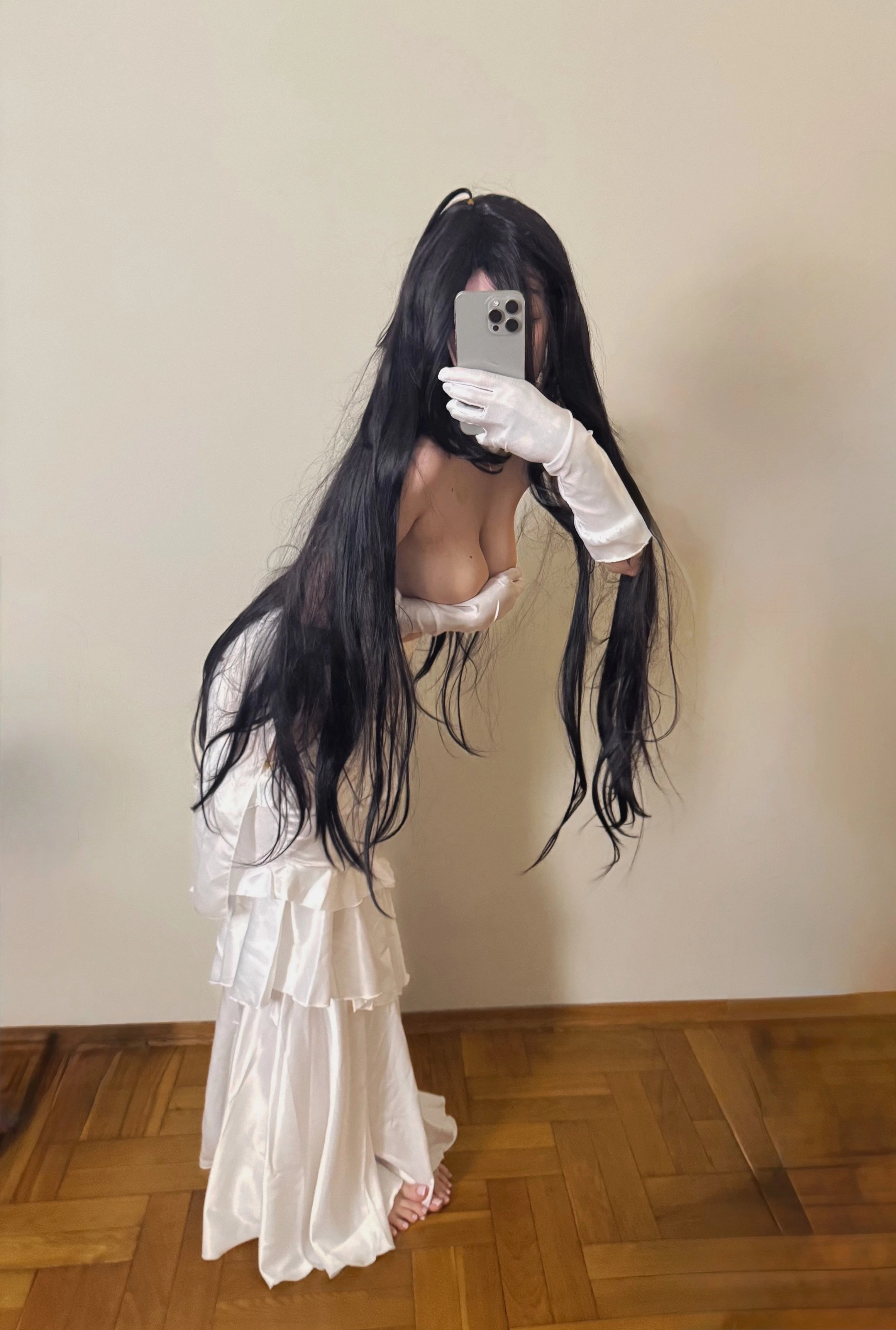 穿白色衣服的女人拍了一张自拍。