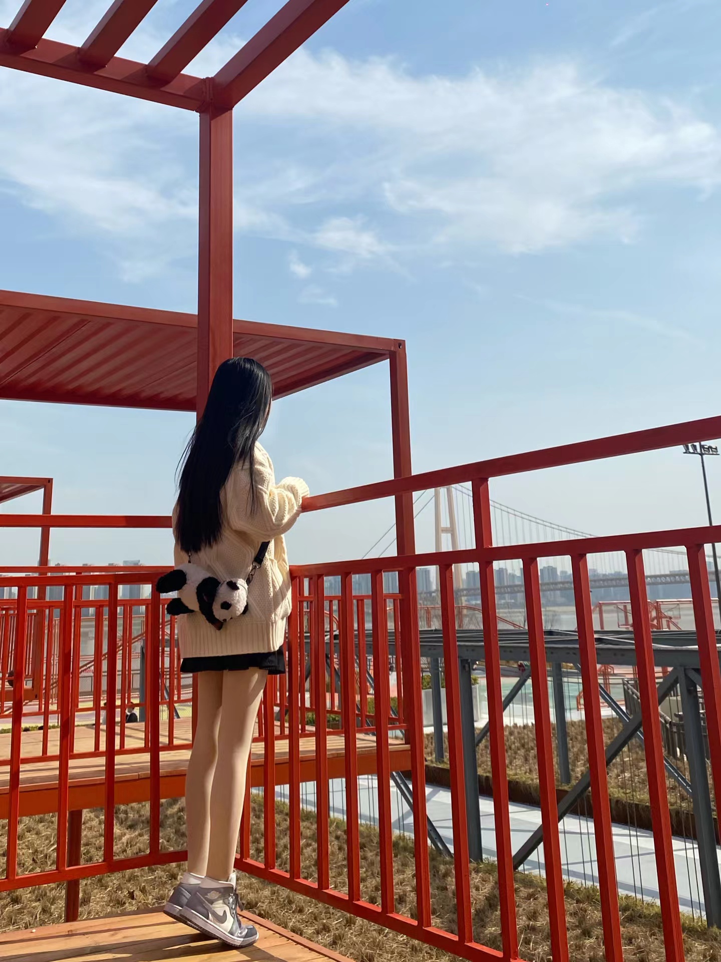 长头发和白色衬衫的女人站在甲板上。