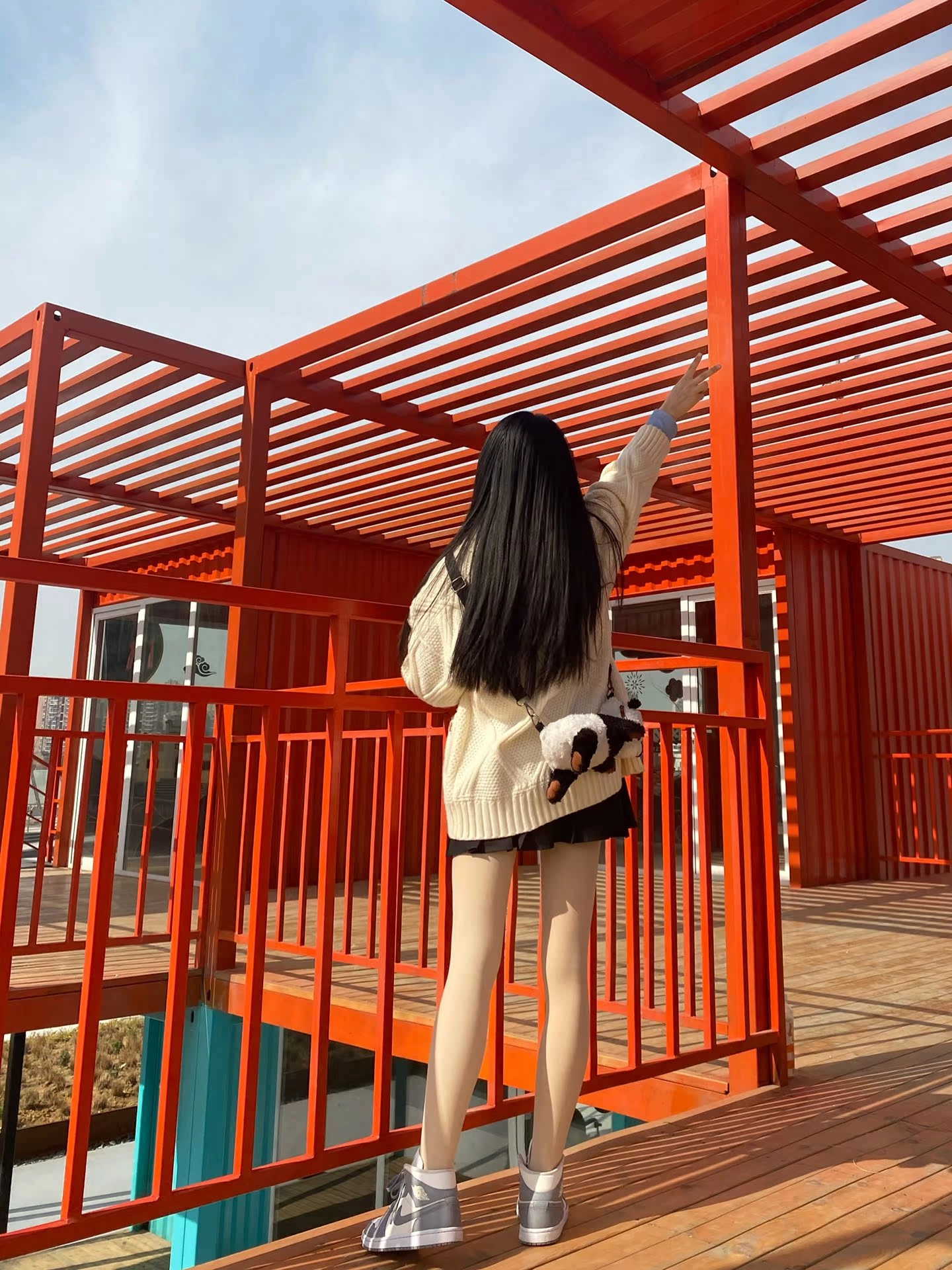 长头发和白色衬衫的女人站在甲板上。