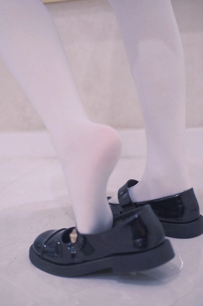 一双黑色鞋子,一双金色的子。