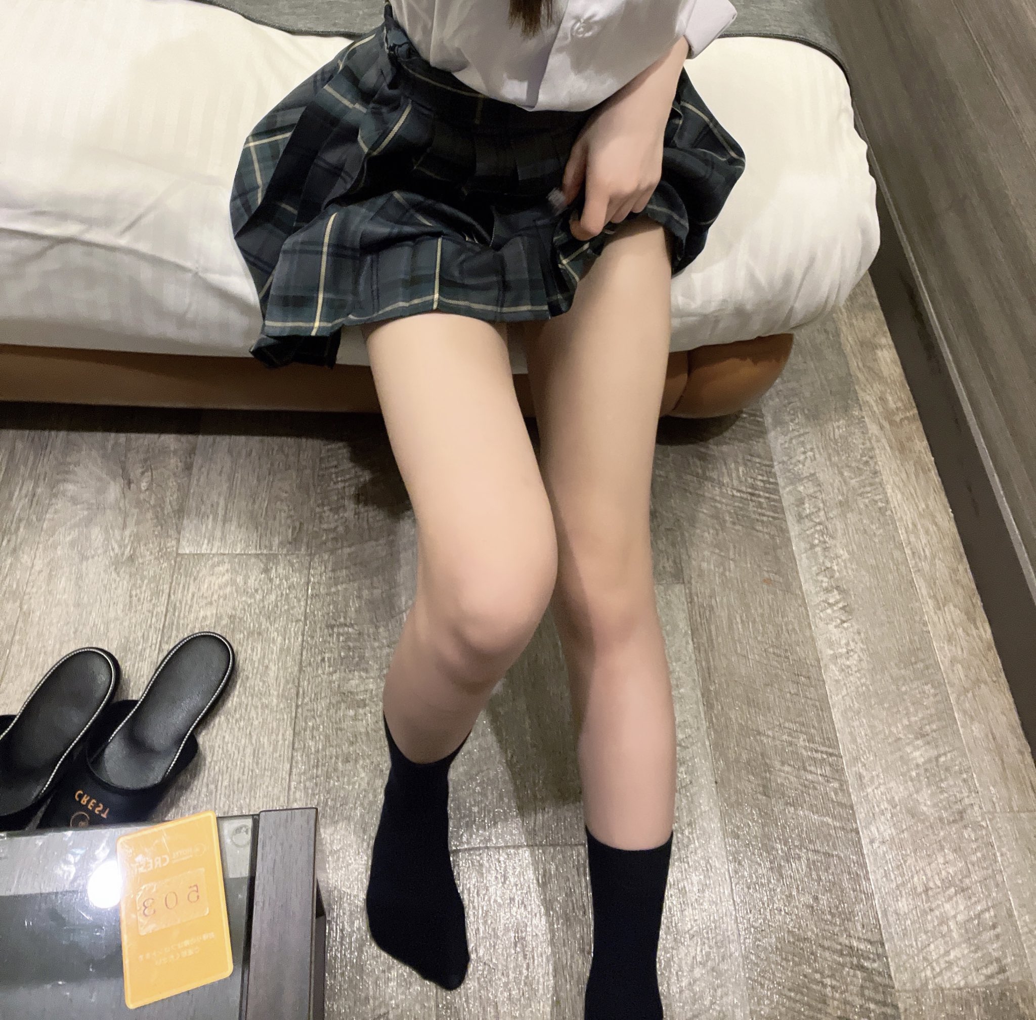 穿着白色衬衫和黑色衬衫的女人坐在沙发上。