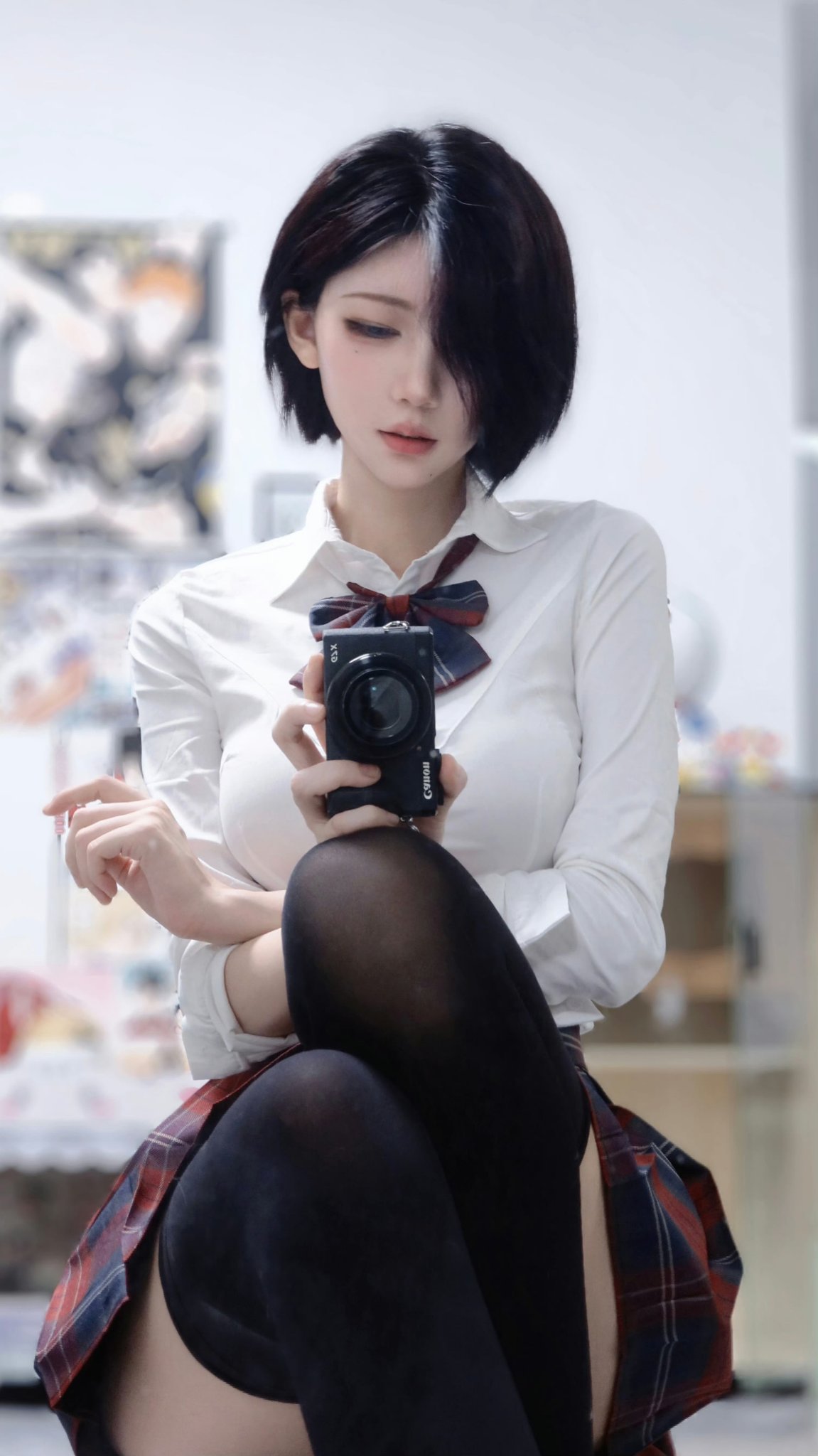 穿着黑色衬衫和白色衬衫的女人拿着一台摄像头。