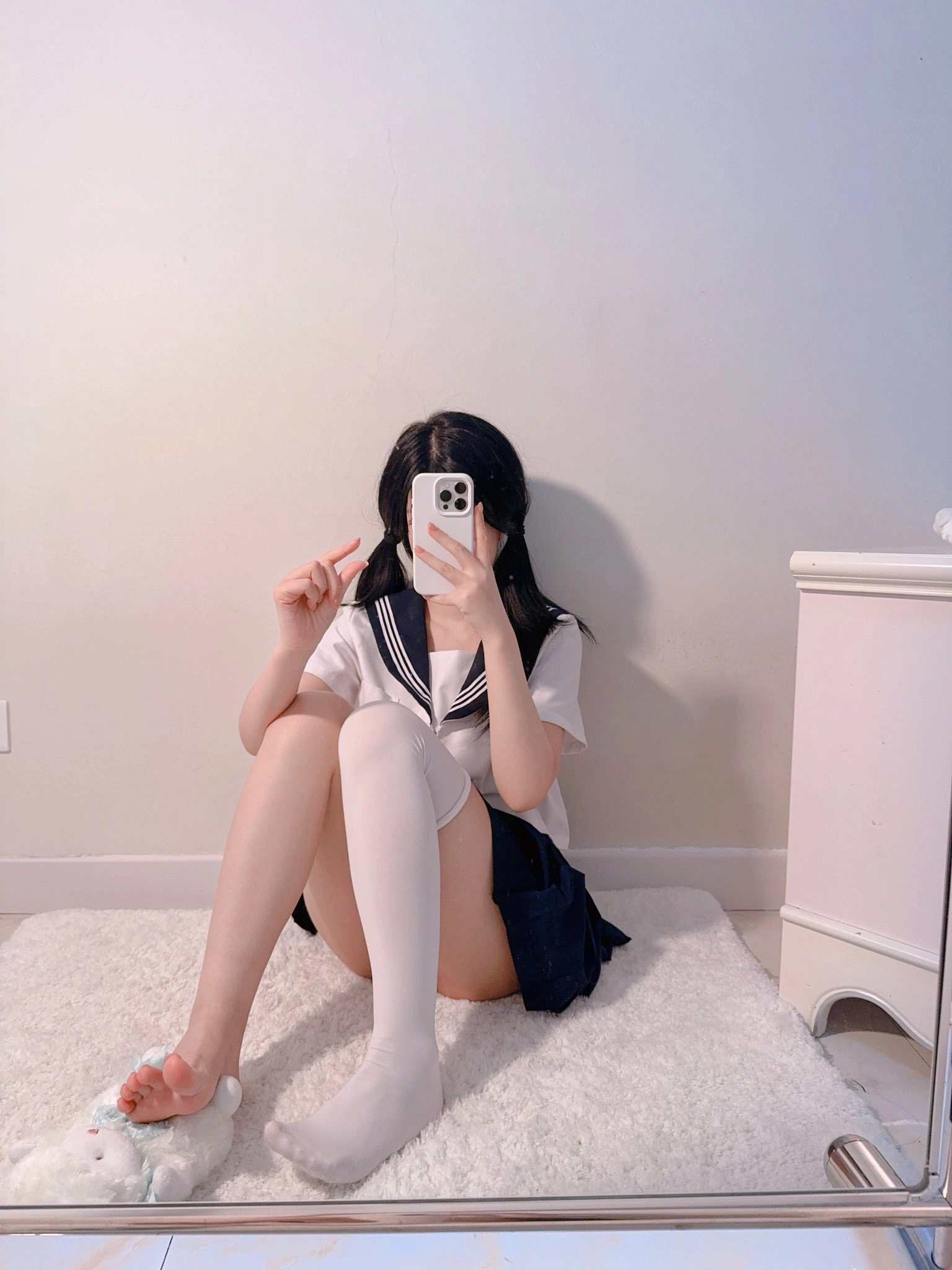 女人在墙前拍个自拍。