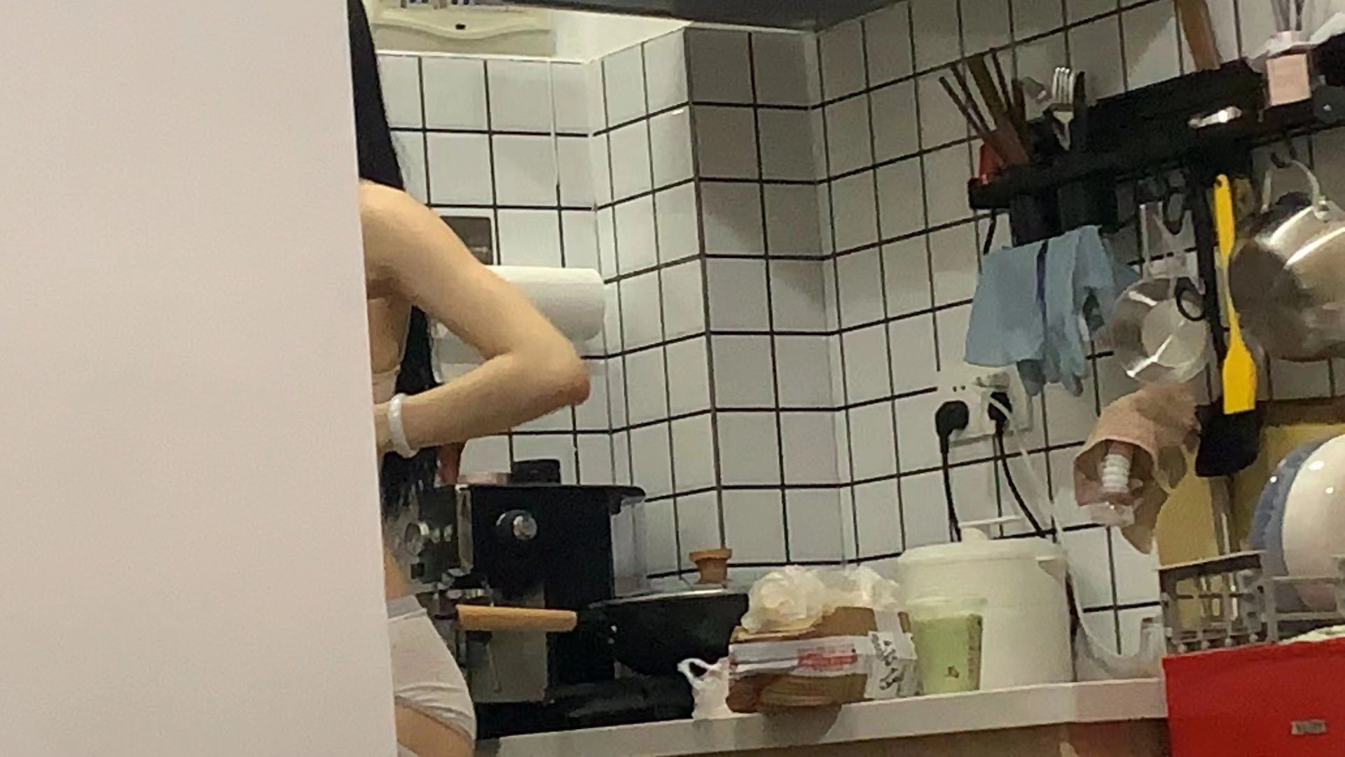 女人站在厨房里,戴着胸罩。