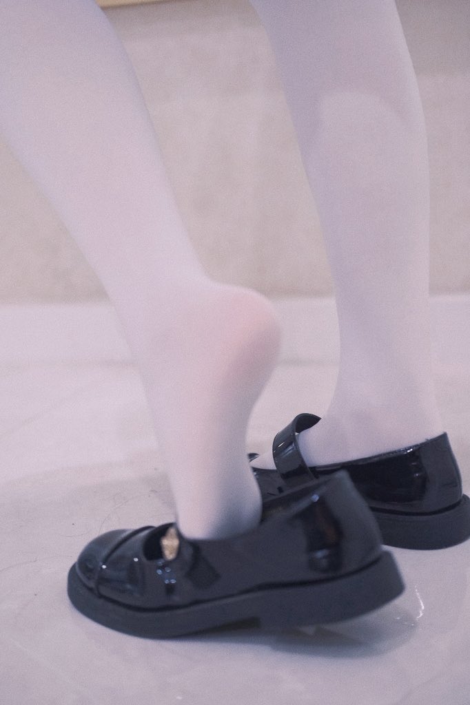 一双黑色鞋子,一双金色的子。