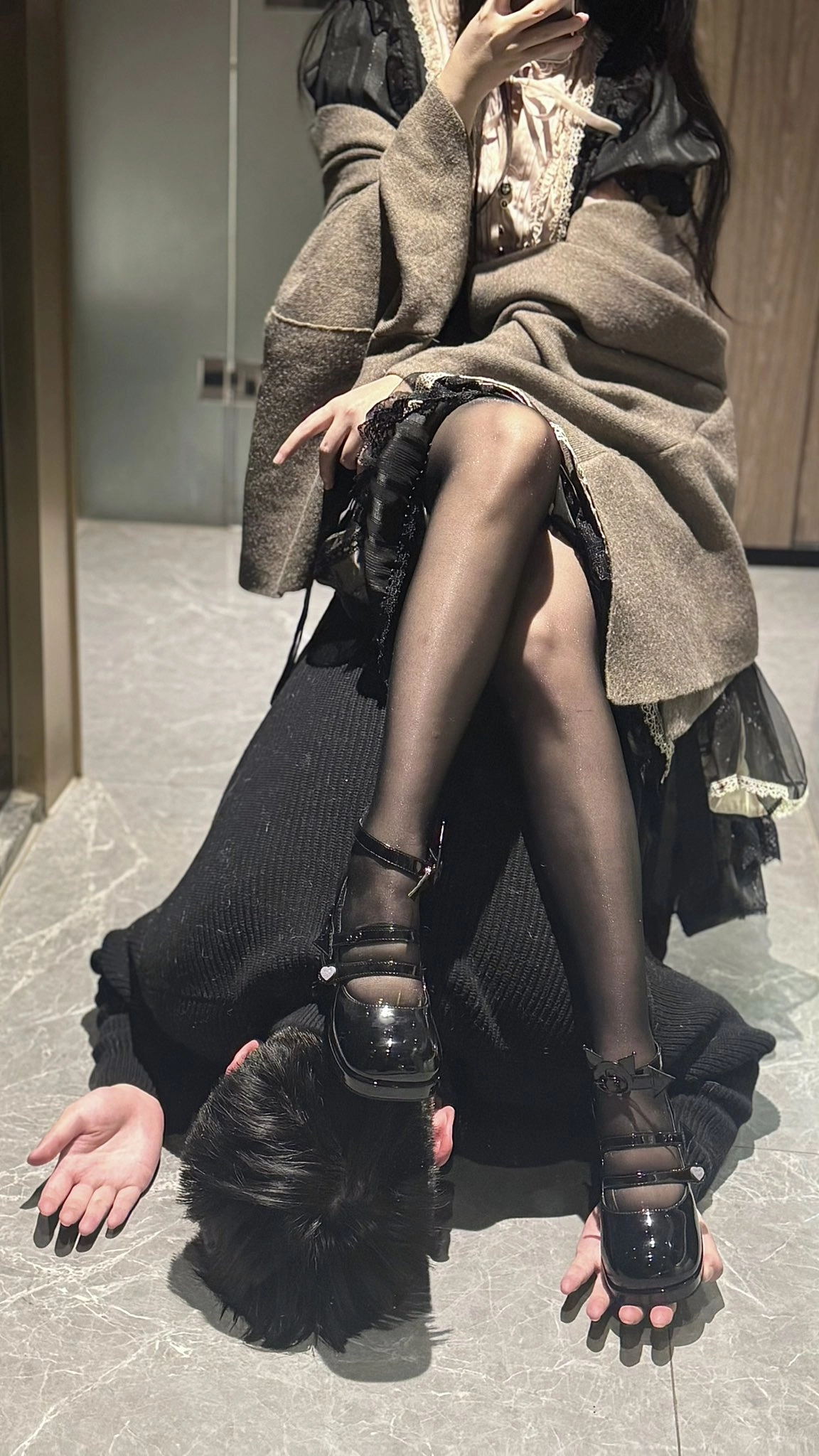 女人坐在一个男人脸上。