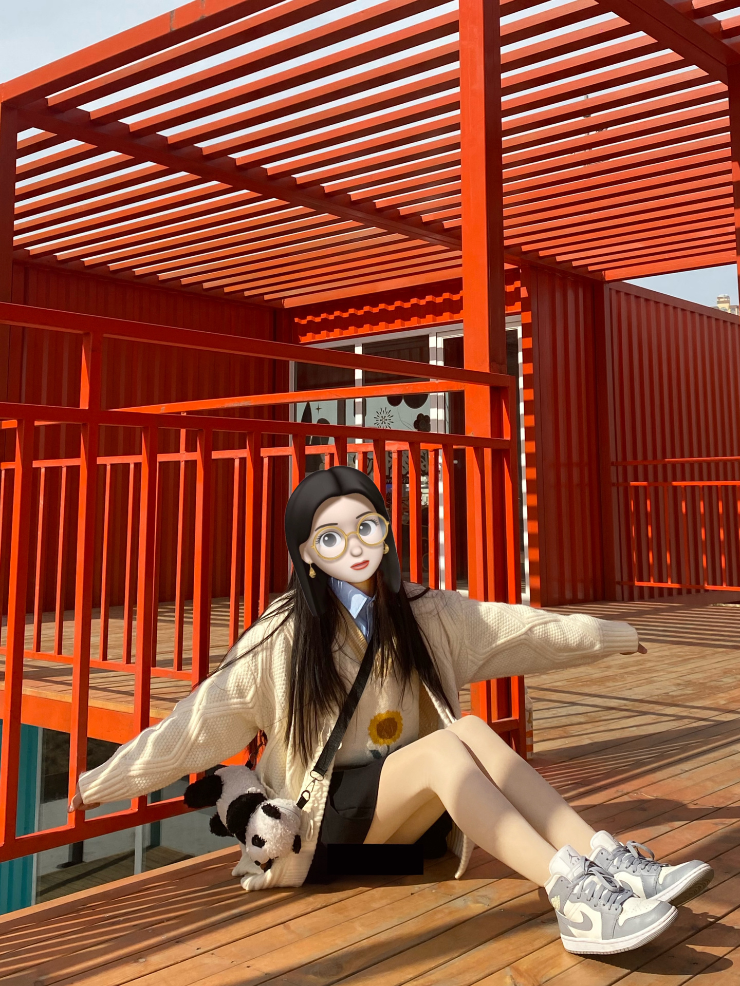 长头发和白色衬衫的女人站在甲板上。