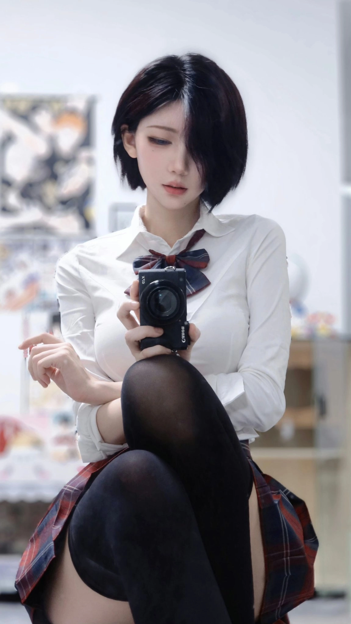 穿着黑色衬衫和白色衬衫的女人拿着一台摄像头。