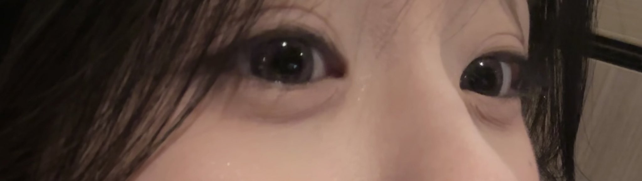 靠近人的眼睛。