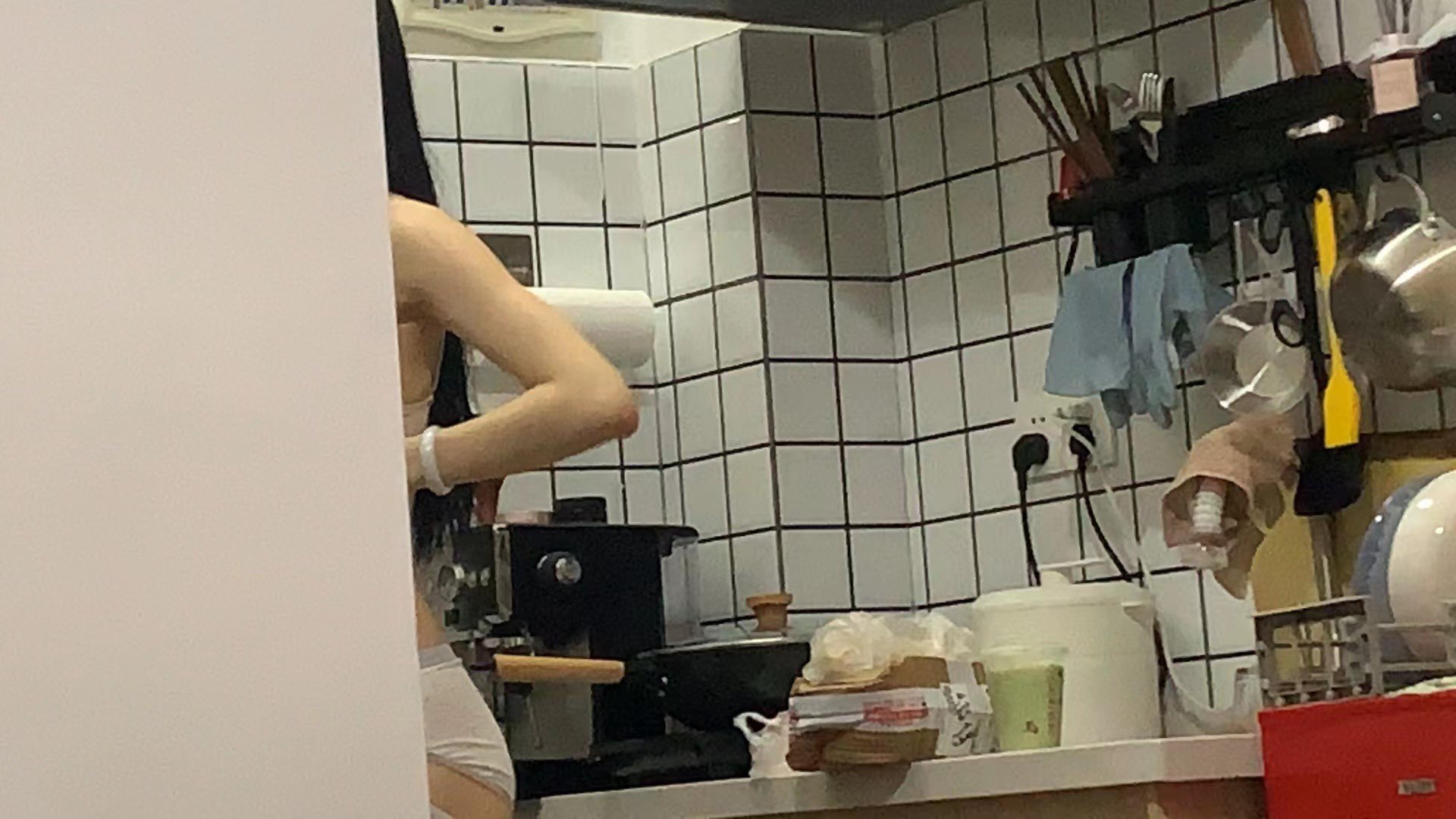 女人站在厨房里,戴着胸罩。