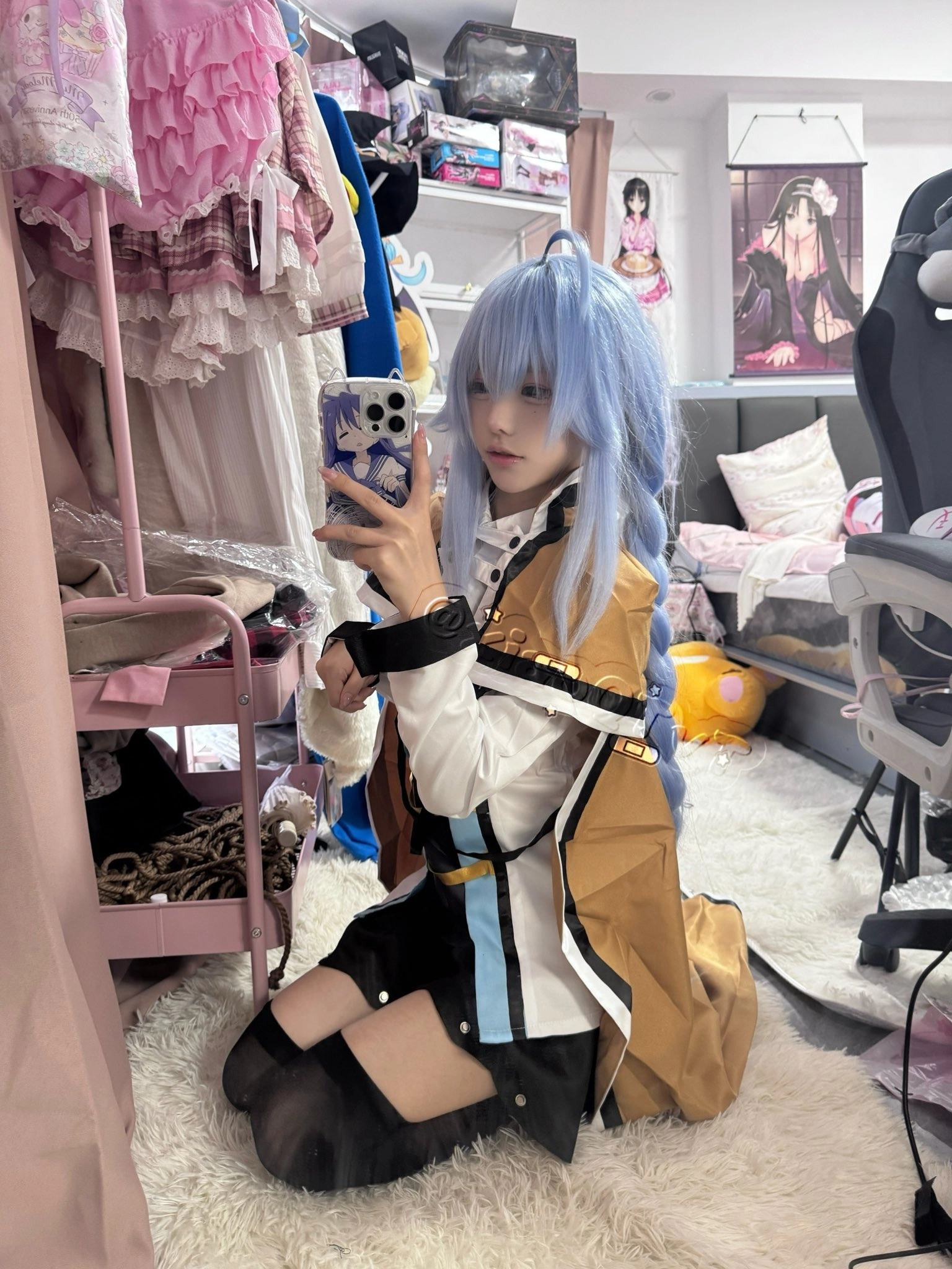 穿着黄色和蓝色夹克的女孩拍了一张自拍。