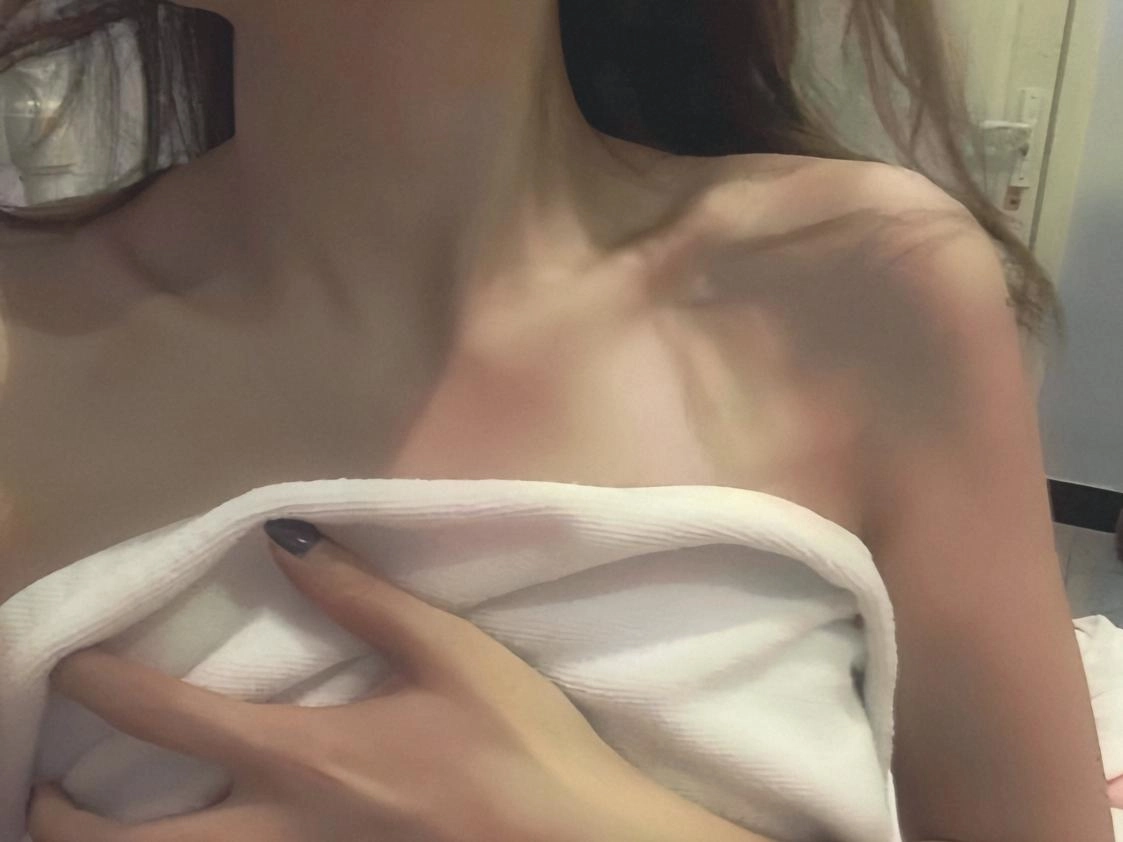 女人带着一个毛巾包围在她的脖子上。