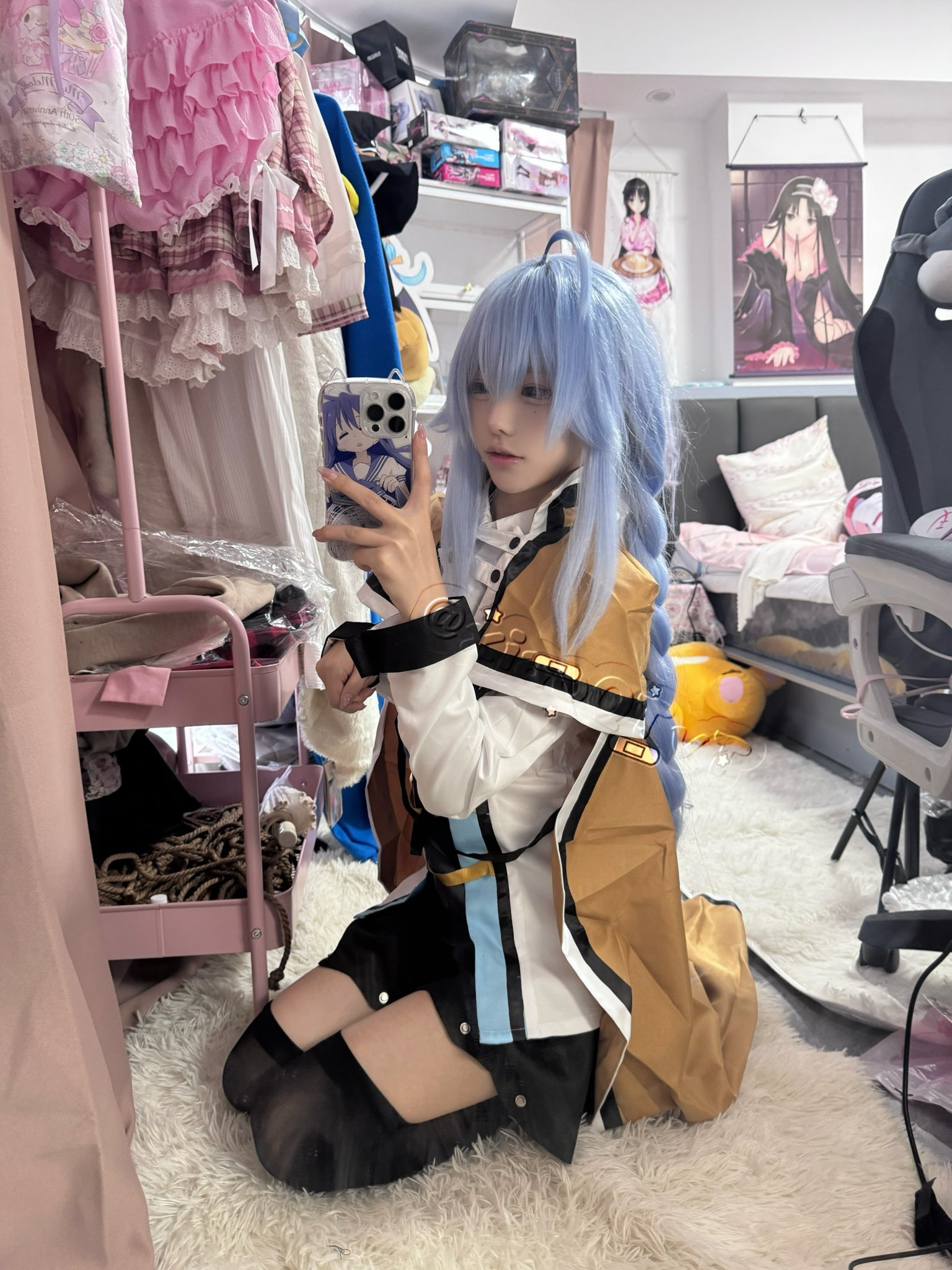 穿着黄色和蓝色夹克的女孩拍了一张自拍。