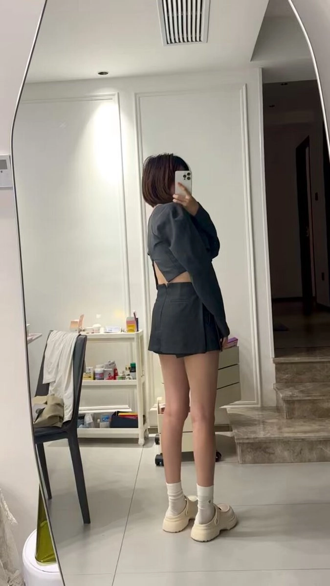 女人在一个房间里拍自拍。