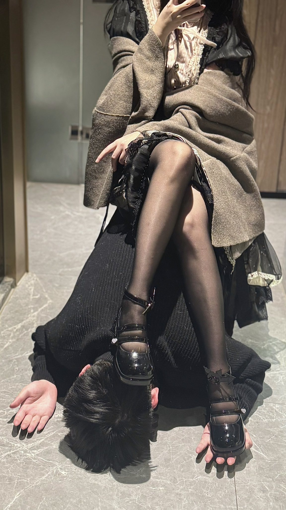 女人坐在一个男人脸上。