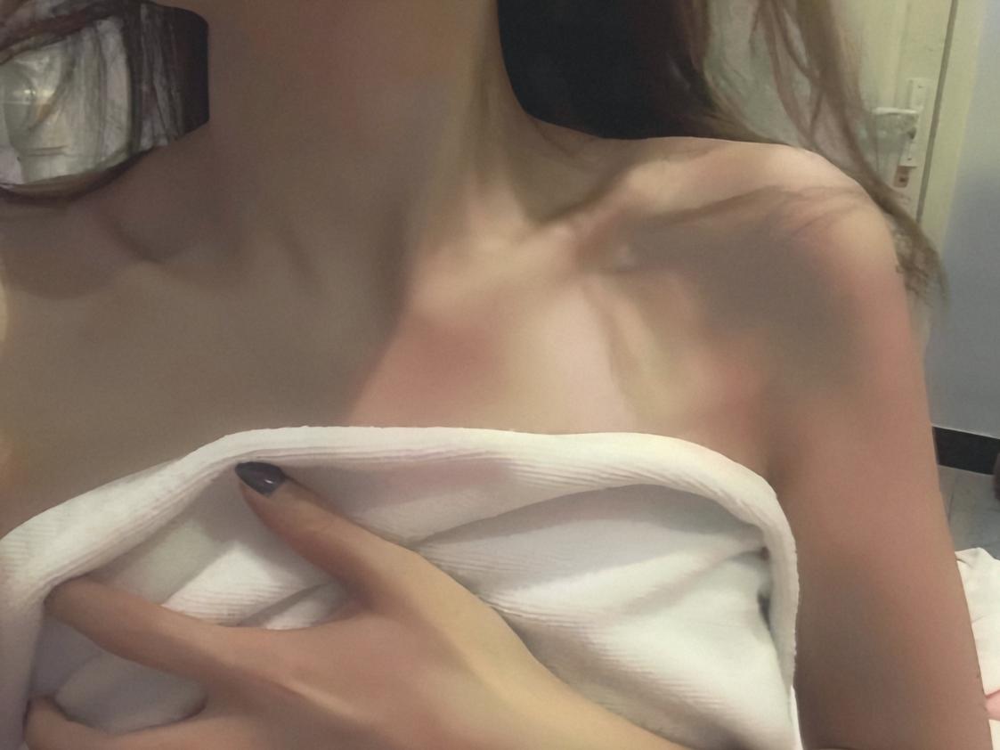 女人带着一个毛巾包围在她的脖子上。