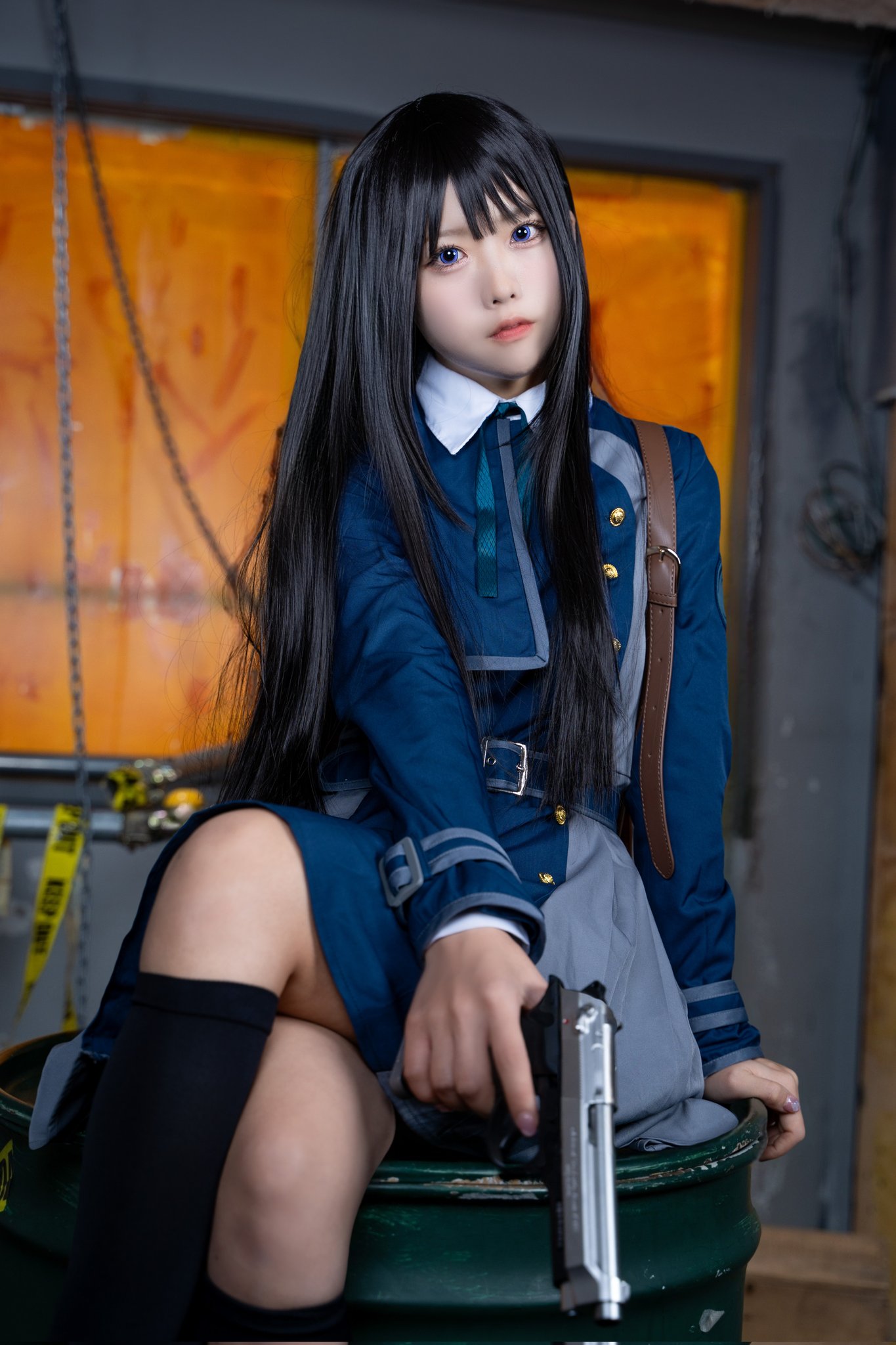 长长黑头发的女孩拿着一把枪。