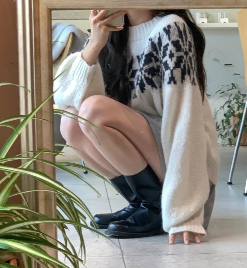 女人在镜子前拍自拍。