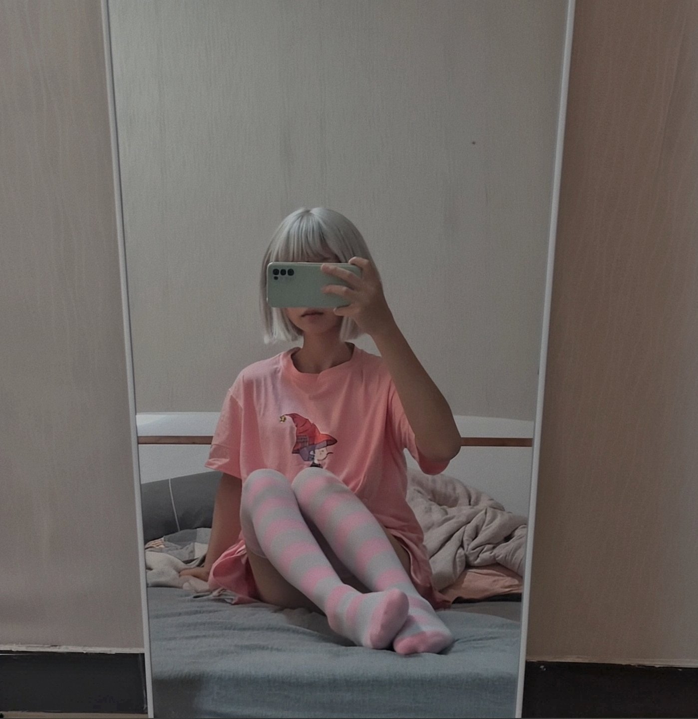 女人在镜子里拍自拍。