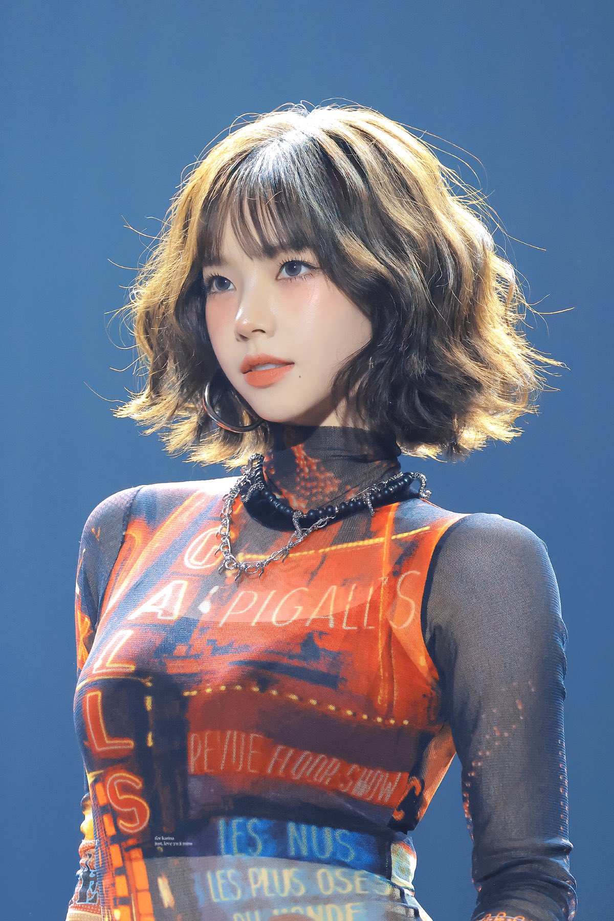 女人穿着黑色衬衫,拿着麦克风。