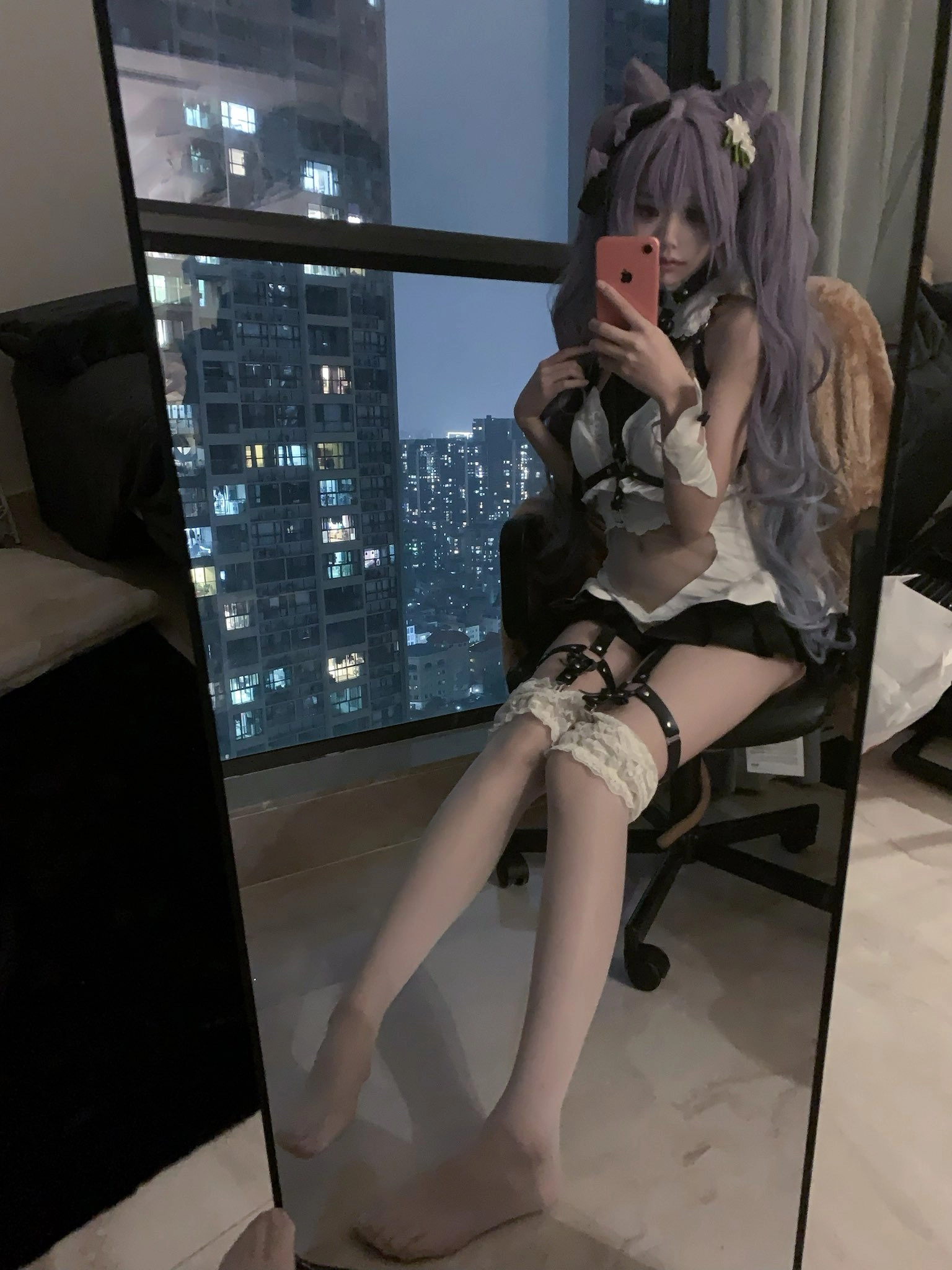 一位穿着白色和黑色衣服的女人在城市天空前拍摄自拍。