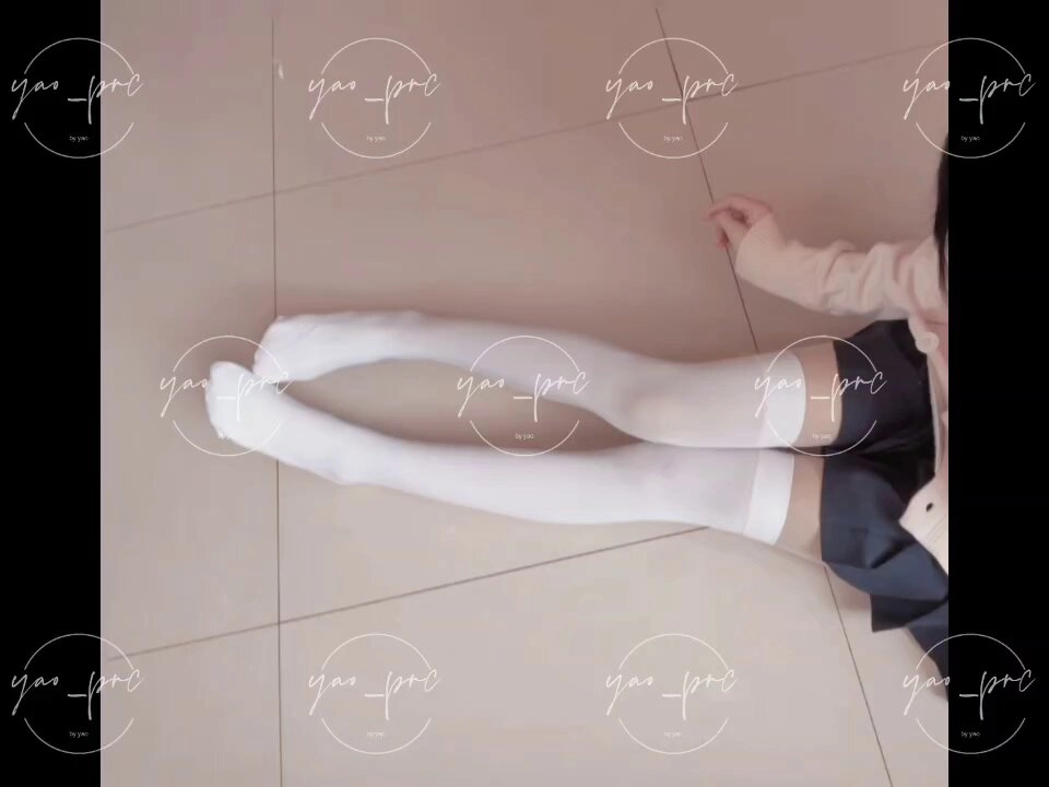 穿着白色衬衫和黑色衬衫的女人。