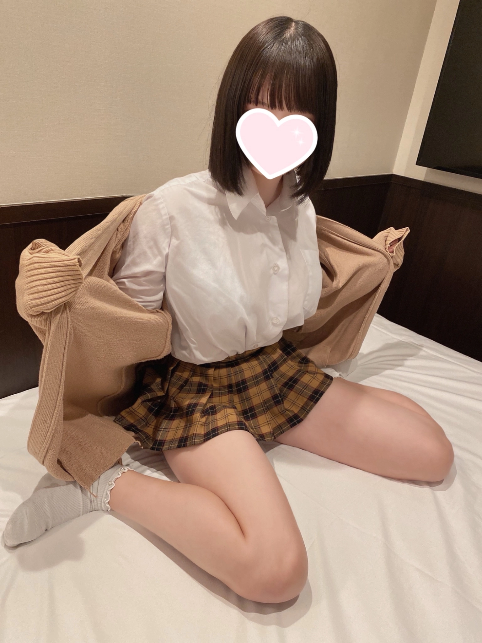 穿着白色衬衫和棕色夹克的女人。