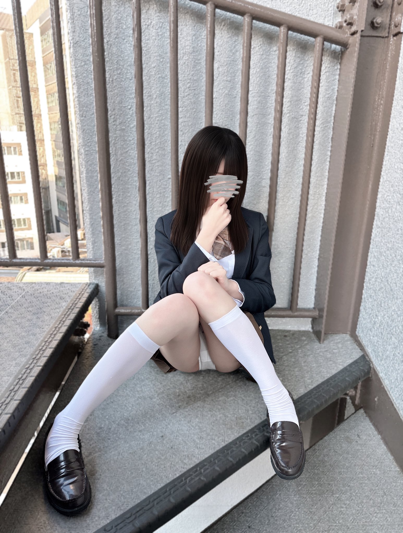 穿着白色袜子的女人坐在楼梯上。