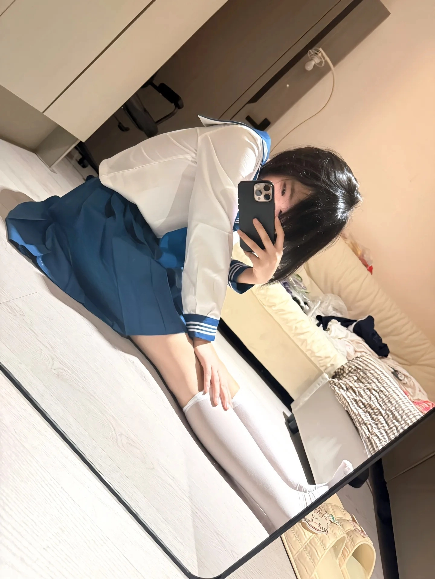 女孩穿着蓝色裙子拍自拍。