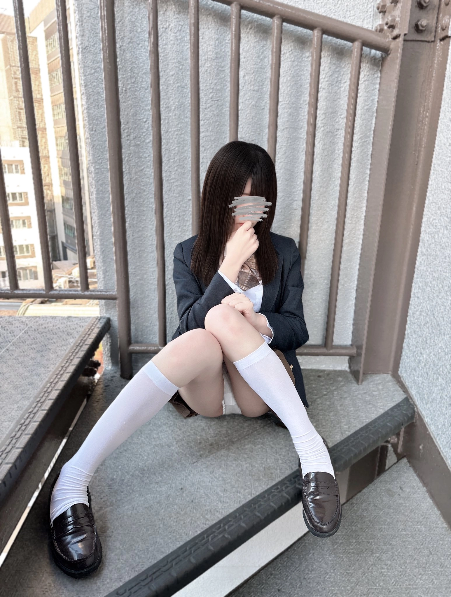 穿着白色袜子的女人坐在楼梯上。