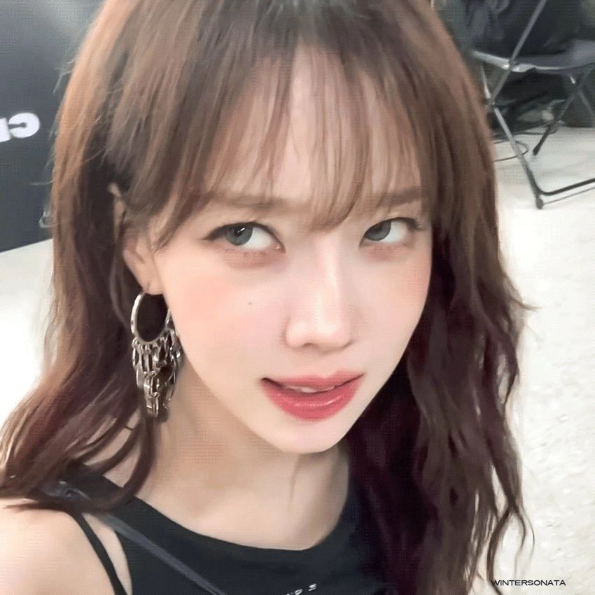 长头发的女人和一件黑色的衬衫。