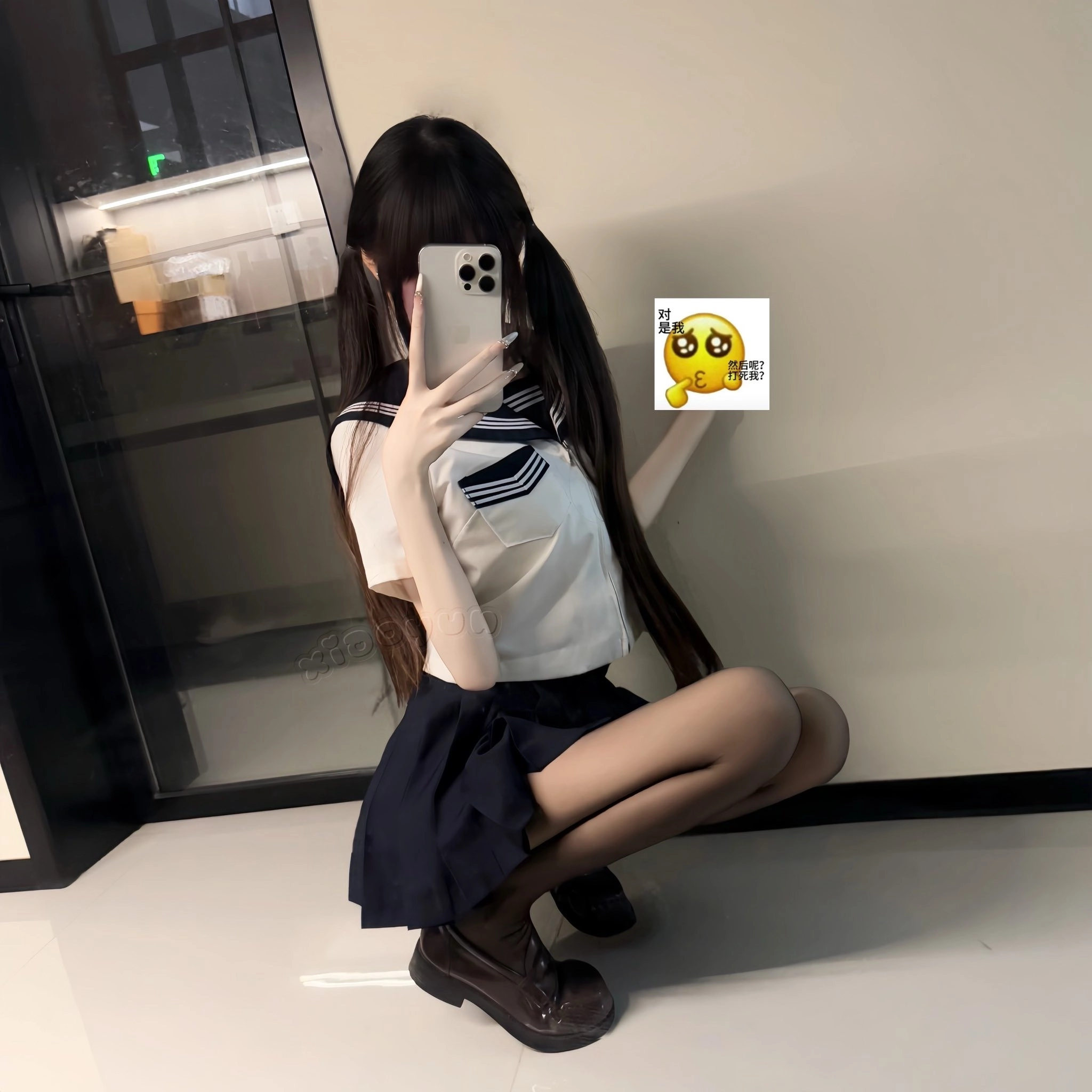 女孩用一个有趣的脸拍自拍。