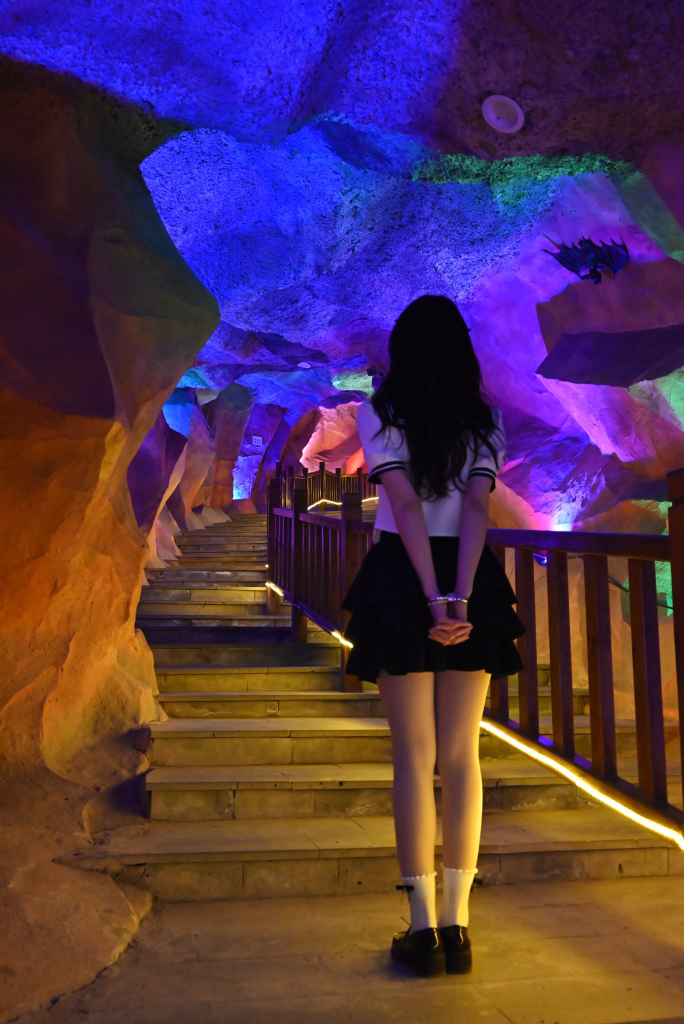 穿着水手服的女人站在楼梯上。