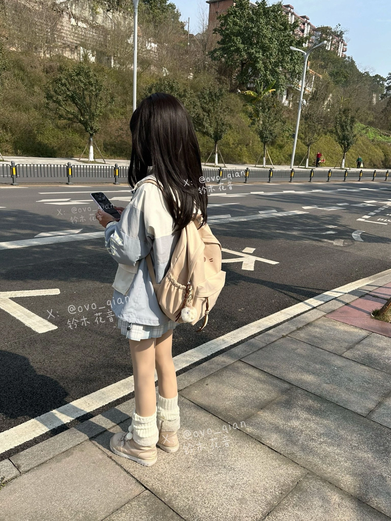 穿着白色夹克和背包的女孩站在走廊上。