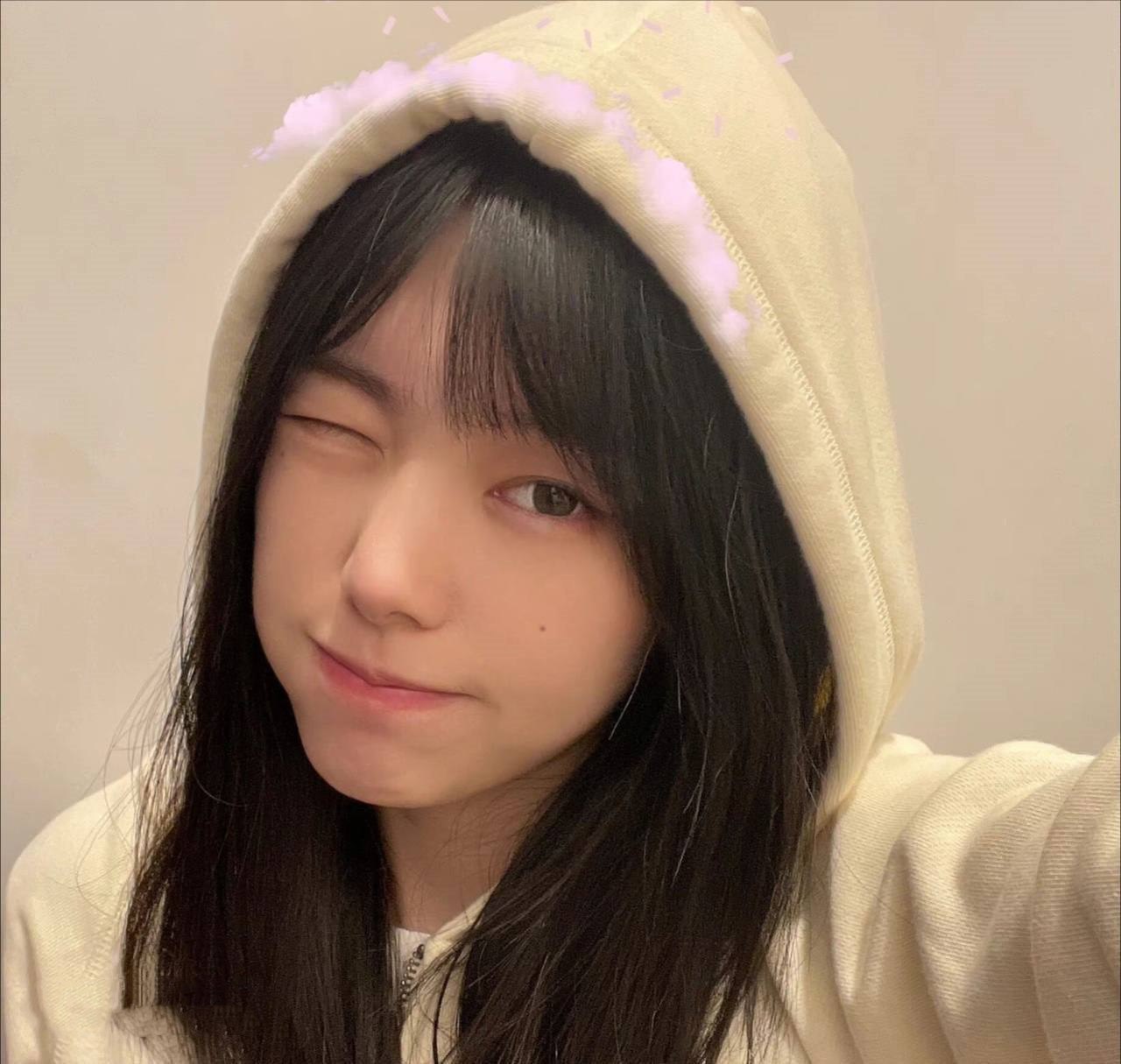 头上有一朵粉红色的花。