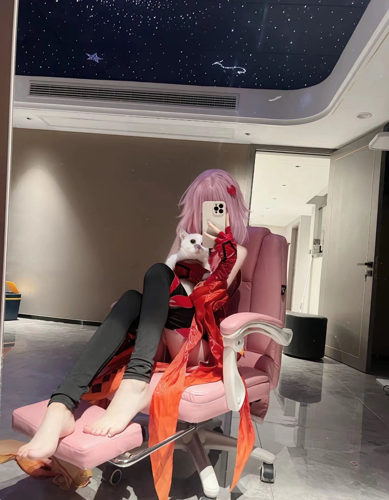 女人和她的猫一起拍自拍。