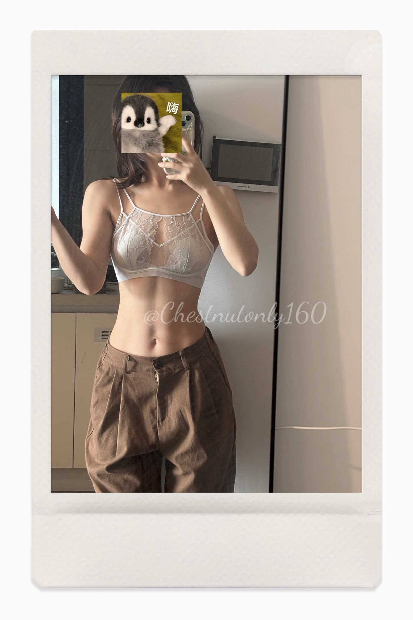 女人在镜子前拍自拍。