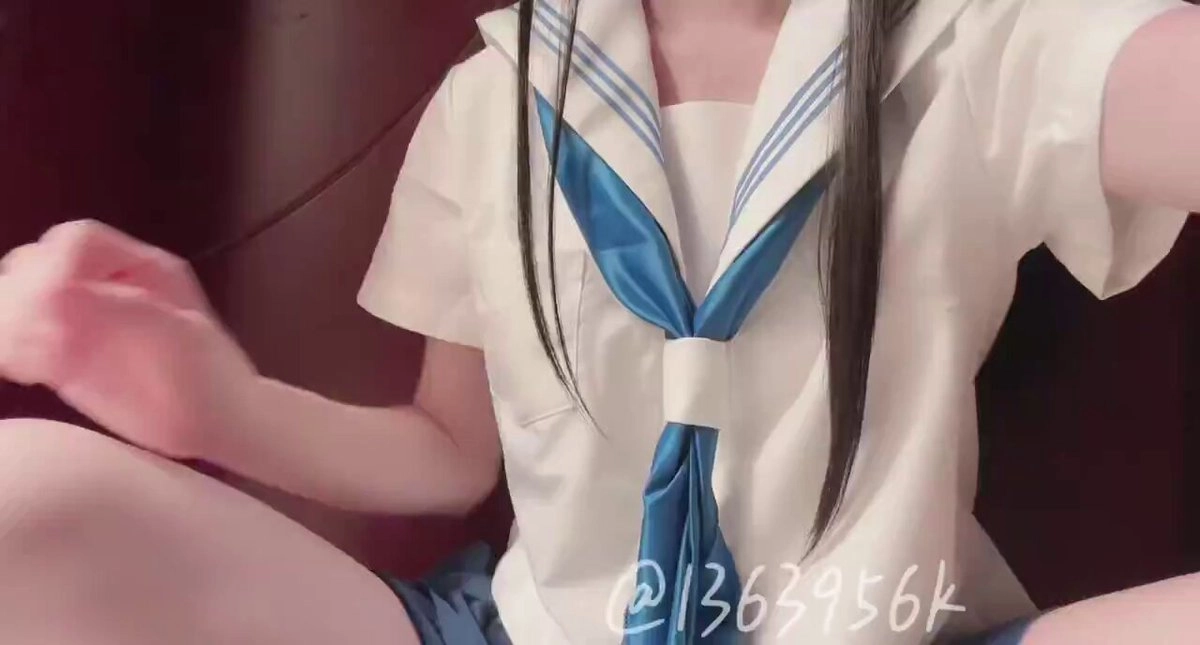 穿着蓝色和白色的裙子的女孩。
