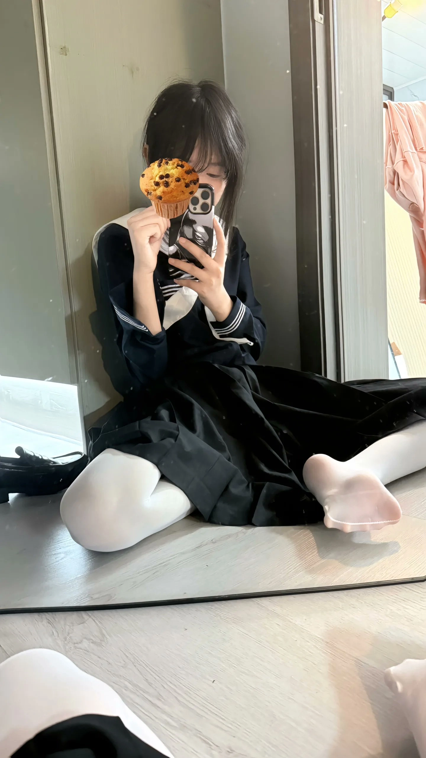 女人用蛋糕拍自拍。