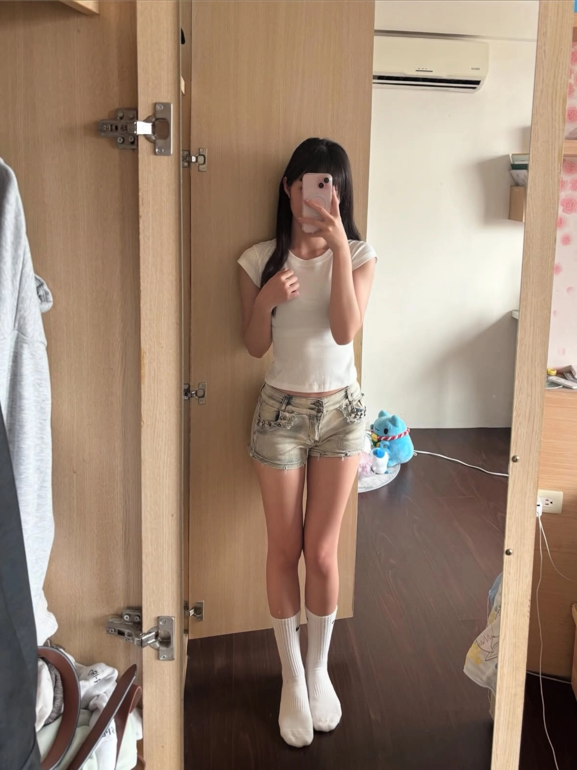 女人在镜子里拍自拍。