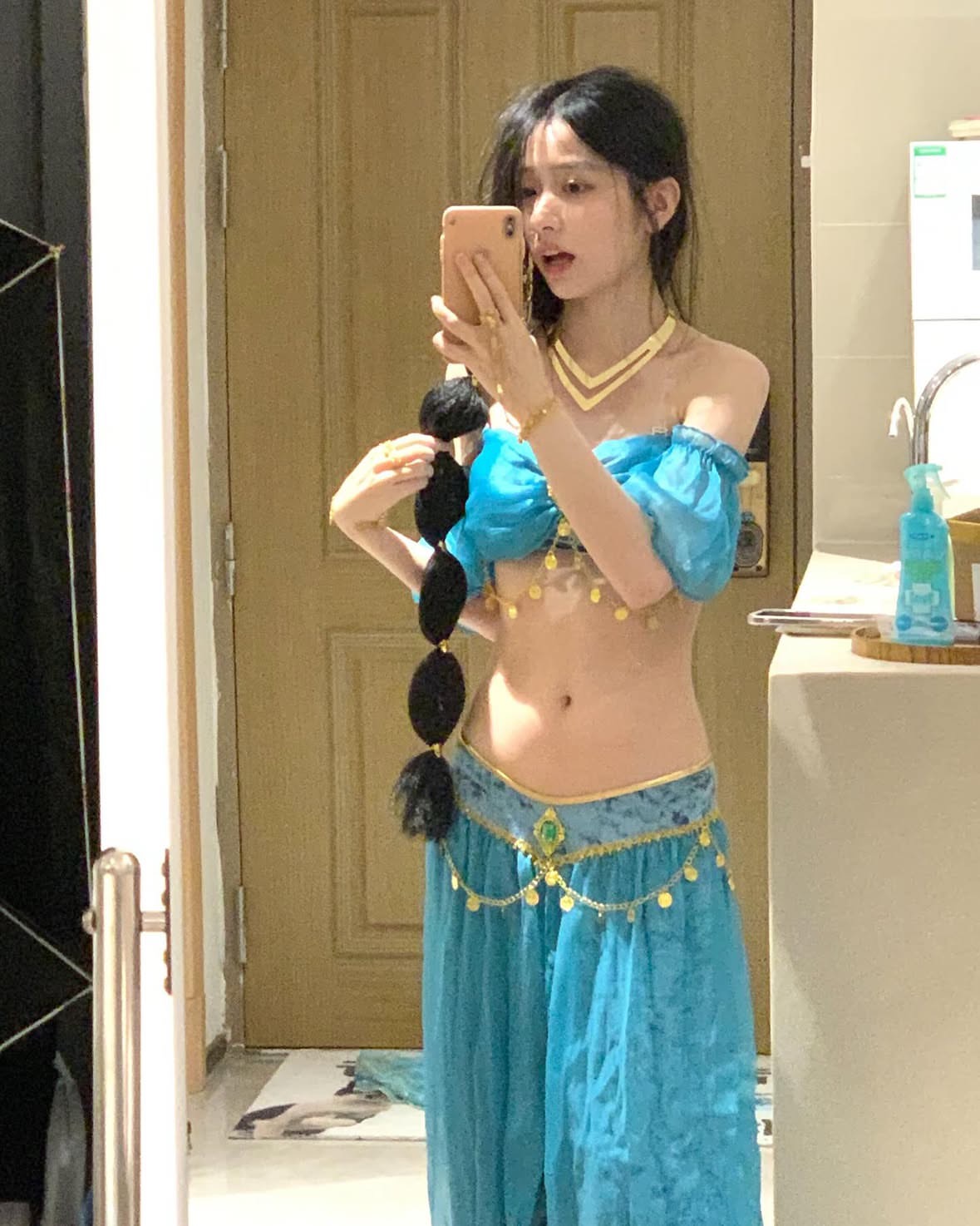 穿蓝色衣服的女人正在拍照。