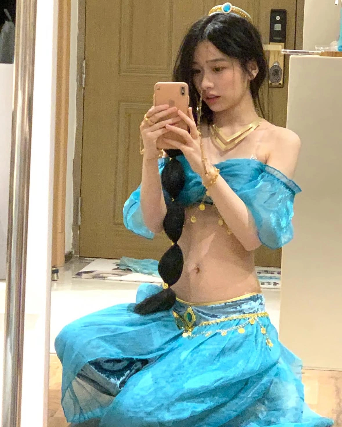 穿蓝色衣服的女人正在拍照。