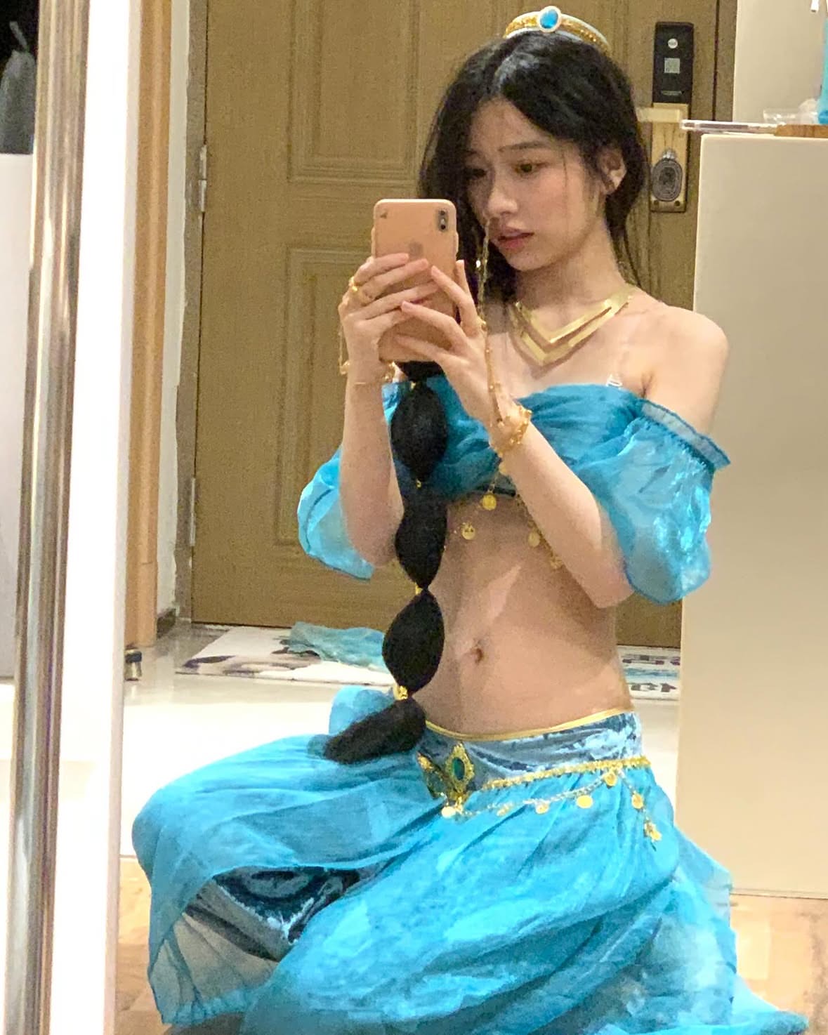 穿蓝色衣服的女人正在拍照。