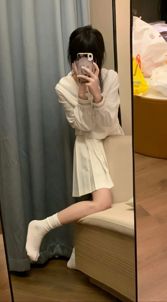 女人在镜子里拍自拍。