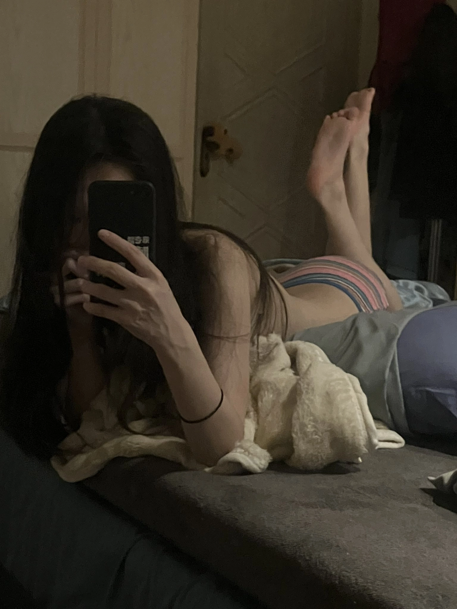 女人在卧室里拍自拍。