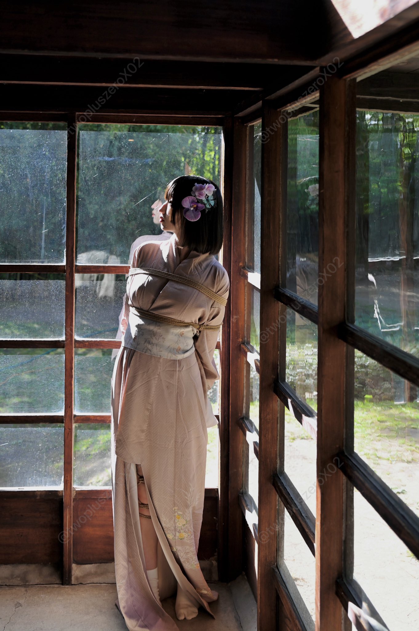 女人被绳子绑着。