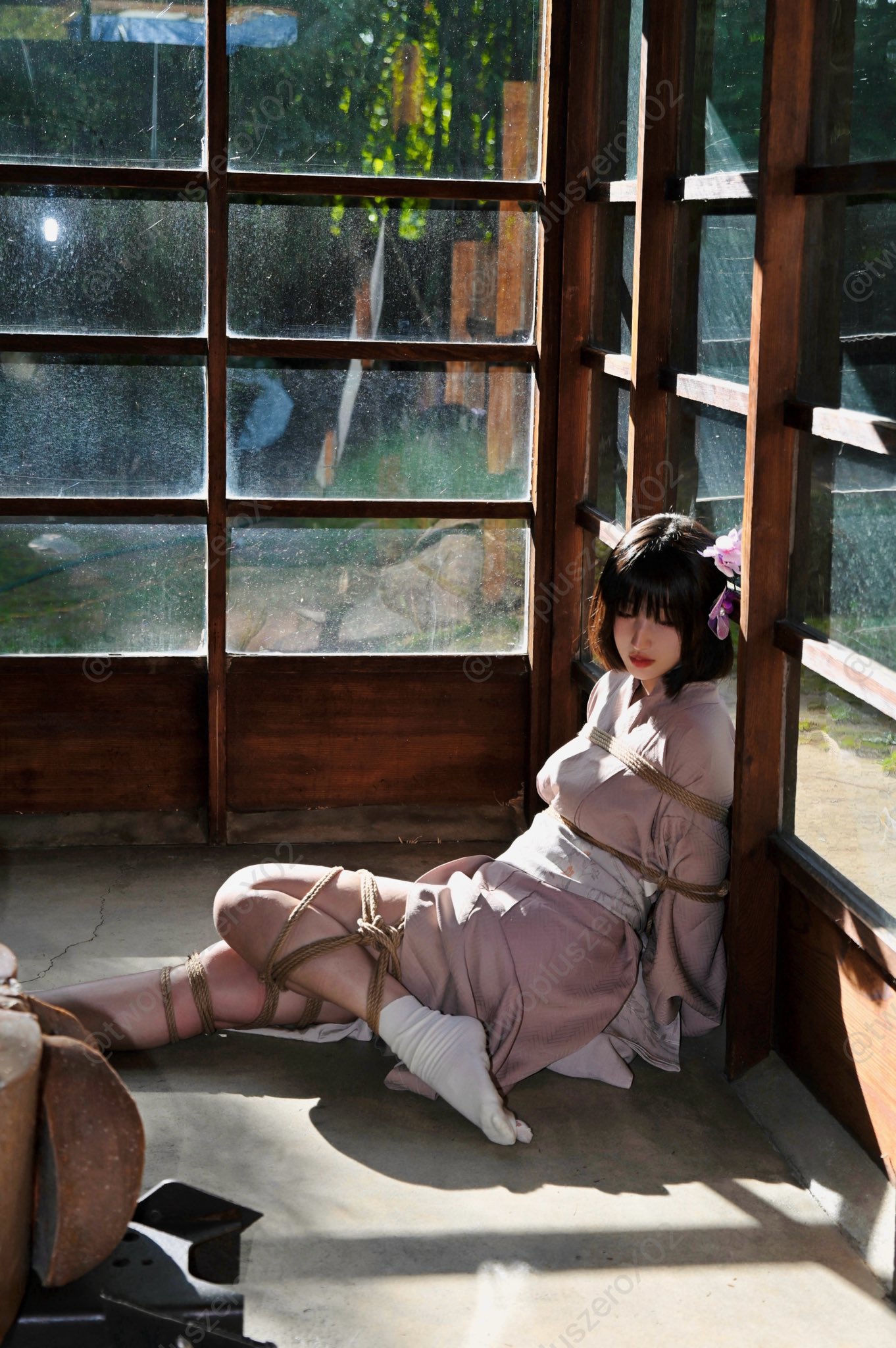 女人被绳子绑着。