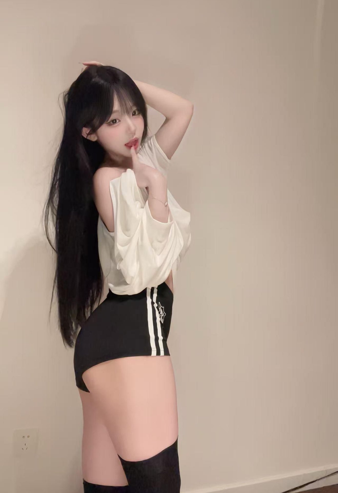 黑头发和白衬衫的女人。