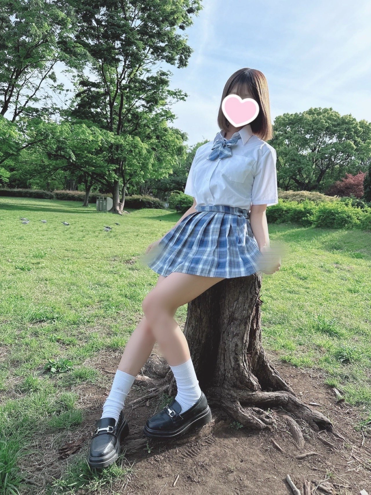 女孩站在一棵树上。