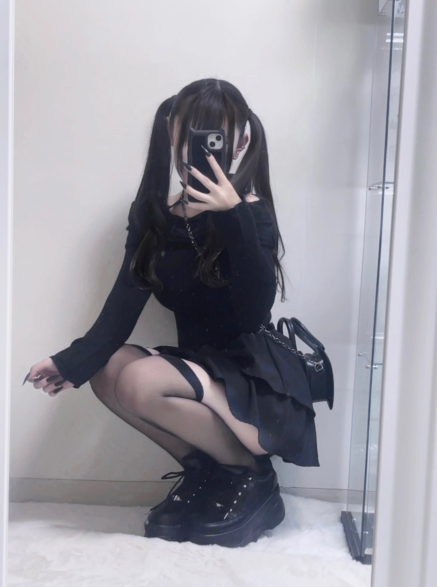 女人用手机拍自拍。